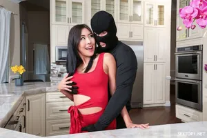 Người vợ bất đắt dĩ làm mẫu ảnh cho công ty của anh xã nhưng rồi mọi chuyện đi quá xa