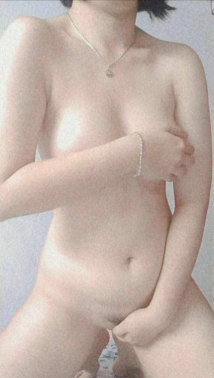 Aqiang Tanhua, 35 tuổi, một người vợ đảm đang và làm thêm, đã ngã gục trên ghế sofa sau hai mũi tiêm, kiệt sức và không thể làm việc