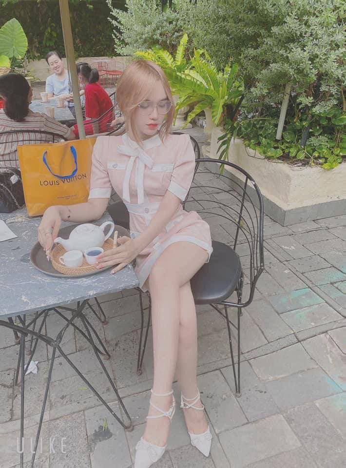 Một cô gái trẻ tóc ngắn, gợi cảm đang trong thời kỳ cho con bú, có hai bầu ngực lớn và đang vắt một cốc sữa. Cô ấy nhấc váy da lên và thủ dâm