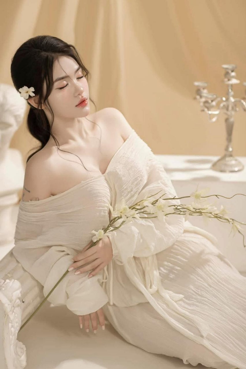 [Không kiểm duyệt] Cô gái cao và mảnh khảnh, đôi chân dài bằng lụa đen, quần lót ngọc trai chỉ che được một khe hở, đạo cụ thủ dâm, nút miệng và lỗ